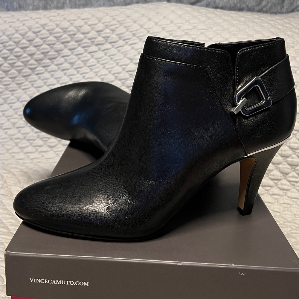 Vince Camuto Vernaya Black Leather Ankle Booties – Size 10